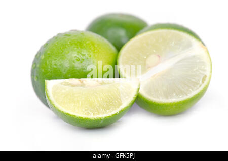 Limone (Altri nomi sono calce in francese, agrumi, verde lime, key lime, persiano di calce, combava, deserto lime) con ha Foto Stock