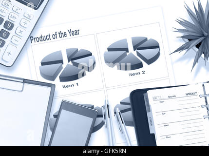 Piano immagine di laici di business con telefono mobile penna e calcolatrice sulla scrivania bianca Foto Stock