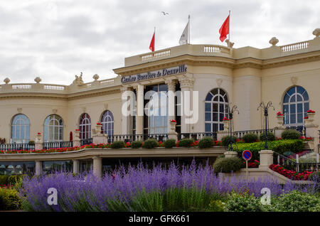 Facciata del Casinò Barrière de Deauville in francese della stazione balneare di Deauville in Normandia Foto Stock