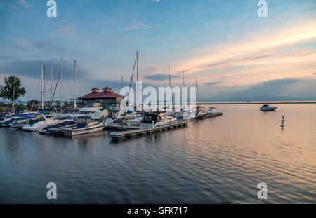 Crepuscolo scena di Lago Champlain dock Burlington Vermont con barche ormeggiate in primo piano vicino al centro di Burlington. Foto Stock