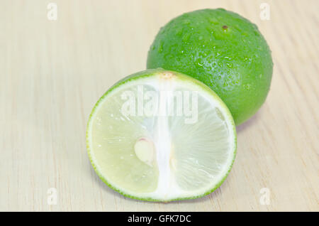 Limone (Altri nomi sono calce in francese, agrumi, verde lime, key lime, persiano di calce, combava, deserto lime) con ha Foto Stock