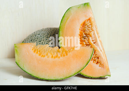 Fette di melone con semi sulla tavola di legno (Altri nomi sono cantelope, cantaloup, melata, Crenshaw, casaba, persiano melone, e Sa Foto Stock