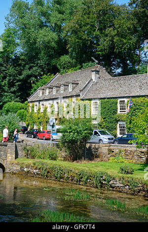 Vista sul Fiume Coln verso la Swan Hotel, Bibury, Cotswolds, Gloucestershire, Inghilterra, Regno Unito, Europa occidentale. Foto Stock