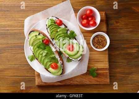 Avocado freschi panini sulla piastra. Cibo vista superiore Foto Stock