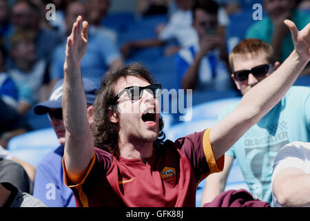 Una ventola di Roma tra i tifosi Brighton durante la partita amichevole tra Brighton e Hove Albion e del Lazio presso la American Express Community Stadium di Brighton e Hove. Il 31 luglio 2016. Foto Stock