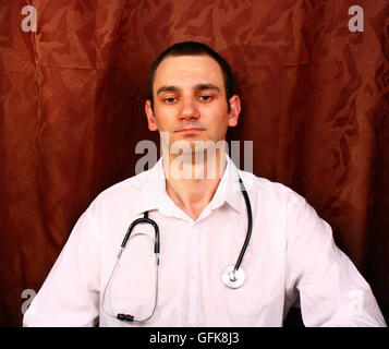 Ritratto di un giovane medico bello in ufficio medico Foto Stock