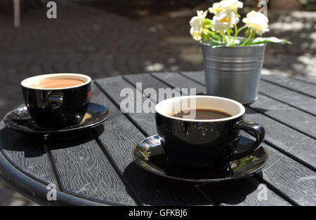 Due tazze di caffè in piedi su un tavolo, foto da Göteborg in Svezia. Foto Stock
