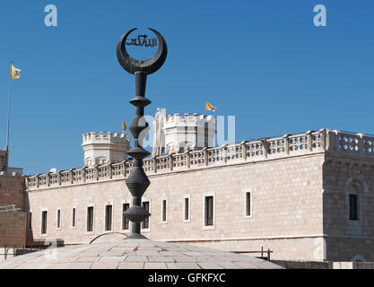 Israele, Gerusalemme: la skyline e la cupola di una moschea bianca nella città vecchia si vede dalle antiche mura tour a piedi Foto Stock