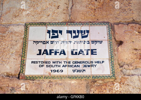 Gerusalemme, Israele: il segno della Porta di Jaffa (Hebron Gate), un portale in pietra nelle mura della Città Vecchia, una delle otto porte della città vecchia Foto Stock