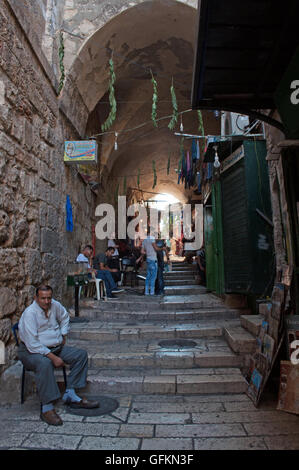 Gerusalemme, Israele, Medio Oriente: la gente nei vicoli della città vecchia, un'area recintata in cui convivono musulmani, ebrei e cattolici armeni Foto Stock