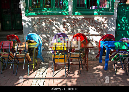 Colorato tavolo e sedie in una street cafe Foto Stock