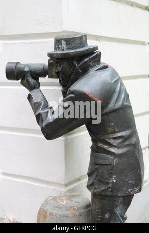 Statua di bronzo di un paparazzi scattando foto a Bratislava, in Slovacchia Foto Stock