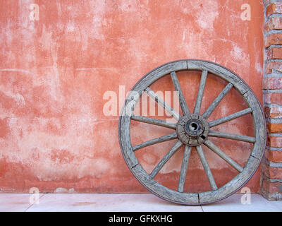 Vintage appoggiate contro la parete in terracotta, Italia. Foto Stock