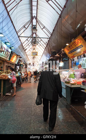 Gerusalemme: ebreo ortodosso in Mahane Yehuda Market, chiamato Shuk è coperto mercato ebraico con più di 250 fornitori Foto Stock