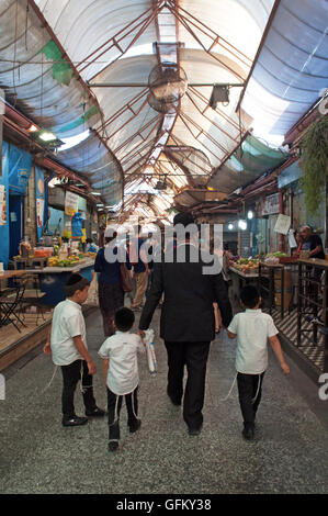 Gerusalemme, Israele: un ebreo ortodosso famiglia in Mahane Yehuda Market (l'Shuk), un famoso coperto mercato ebraico con più di 250 fornitori Foto Stock