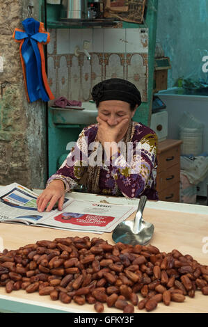 Gerusalemme: un venditore di date in Mahane Yehuda Market, chiamato Shuk è coperto mercato ebraico con più di 250 fornitori Foto Stock