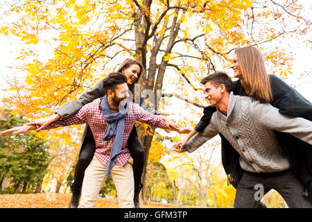 I giovani divertirsi nel parco di autunno Foto Stock