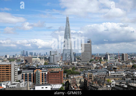 In vista della città verso la Shard Southwark da la nuova Tate Modern Interruttore piattaforma estensione South London UK KATHY DEWITT Foto Stock