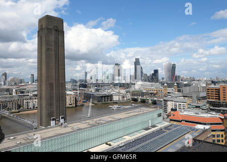 Vista su pannelli solari di tate per la città di Londra da la nuova Tate Modern il commutatore di estensione edificio Londra UK KATHY DEWITT Foto Stock