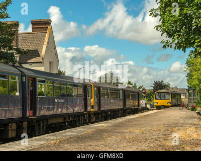 Primo grande Western treni croce alla graziosa stazione Topsham legato per Exmouth / Exeter viaggia lungo l avocetta linea costiera. Foto Stock