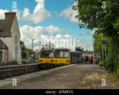 Primo grande Western treni croce alla graziosa stazione Topsham legato per Exmouth / Exeter viaggia lungo l avocetta linea costiera. Foto Stock