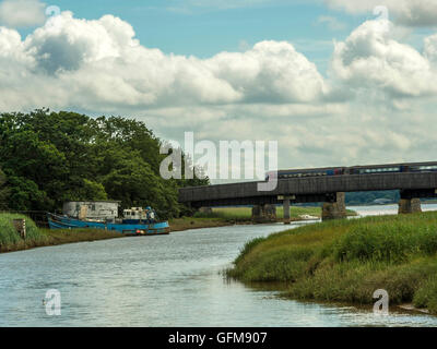 Primo grande treno occidentale attraversando Goosemoor & River Clyst ponte in prossimità di Topsham legato per Exmouth lungo il pittoresco Avocet linea. Foto Stock