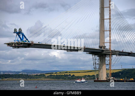 Una vista dal porto di Edgar, south queensferry, del nuovo Queensferry attraversando Ponte stradale, la nuova via ponte di sostituzione, che è in fase di costruzione e di essere costruito a fianco di quelli esistenti Forth Road Bridge. Foto Stock