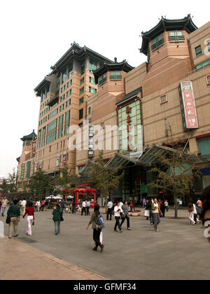 Il Dong Sun un Shopping Plaza on the mall pedonale dell'area per lo shopping di Wangfujing di Pechino, Cina. Foto Stock