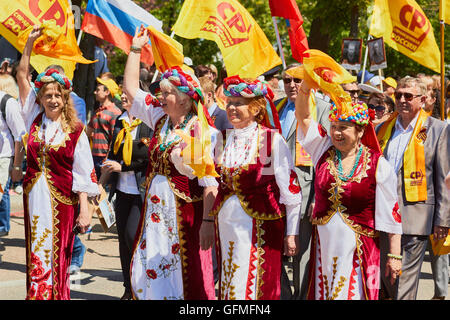 Le donne in marcia in costume al 9 maggio la Giornata della Vittoria parade 2016 Sebastopoli Crimea Foto Stock