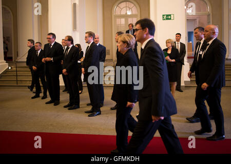 Domenica 31 luglio i leader politici della Repubblica federale di Germania e le famiglie degli uccisi terrà una cerimonia di cordoglio del governo bavarese. Angela Merkel, cancelliere della Germania, Joachim Gauck, Presidente Federale, Horst Seehofer, Presidente del governo della Baviera e Dieter Reiter, sindaco di Monaco di Baviera ha partecipato. La musica classica è stato giocato. 31 Luglio, 2016. © Michael Trammer/ZUMA filo/Alamy Live News Foto Stock