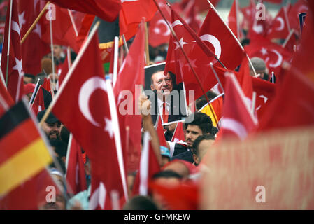 Colonia, Germania. 31 Luglio, 2016. I sostenitori del Presidente turco Erdogan hanno raccolto all'inizio di un rally a Colonia, Germania, 31 luglio 2016. Diverse migliaia di turchi tedeschi hanno partecipato ad un pro-Erdogan dimostrazione in Colonia. Foto: HENNING KAISER/dpa/Alamy Live News Foto Stock