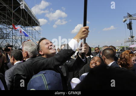 Brzegi, Polonia. Il 31 luglio 2016. Juan Carlos Varela, il Presidente di Panama, sventola una bandiera panamense. Più di 1,6 milioni di pellegrini provenienti da tutto il mondo sono venuti alla Messa Conclusiva della Giornata Mondiale della Gioventù 2016 presso il Campus Misericordiae .e celebrare questa Messa con il Papa Francesco. Alla fine della Messa, Panama è stato annunciato come ospite per la prossima Giornata Mondiale della Gioventù nel 2019. Credito: Michael Debets/Alamy Live News Foto Stock