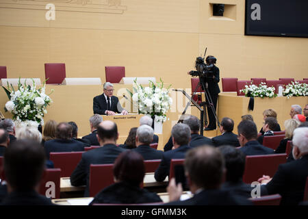 Domenica 31 luglio i leader politici della Repubblica federale di Germania e le famiglie degli uccisi terrà una cerimonia di cordoglio del governo bavarese. Angela Merkel, cancelliere della Germania, Joachim Gauck, Presidente Federale, Horst Seehofer, Presidente del governo della Baviera e Dieter Reiter, sindaco di Monaco di Baviera ha partecipato. La musica classica è stato giocato. 31 Luglio, 2016. © Michael Trammer/ZUMA filo/Alamy Live News Foto Stock