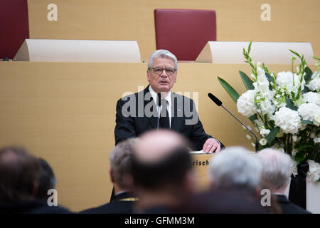 Domenica 31 luglio i leader politici della Repubblica federale di Germania e le famiglie degli uccisi terrà una cerimonia di cordoglio del governo bavarese. Angela Merkel, cancelliere della Germania, Joachim Gauck, Presidente Federale, Horst Seehofer, Presidente del governo della Baviera e Dieter Reiter, sindaco di Monaco di Baviera ha partecipato. La musica classica è stato giocato. 31 Luglio, 2016. © Michael Trammer/ZUMA filo/Alamy Live News Foto Stock