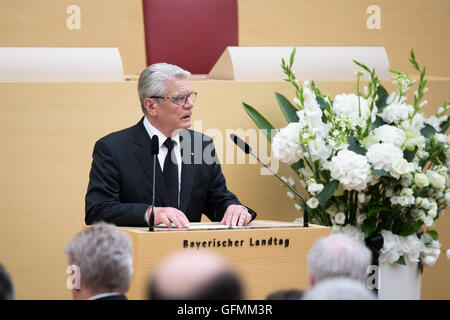 Domenica 31 luglio i leader politici della Repubblica federale di Germania e le famiglie degli uccisi terrà una cerimonia di cordoglio del governo bavarese. Angela Merkel, cancelliere della Germania, Joachim Gauck, Presidente Federale, Horst Seehofer, Presidente del governo della Baviera e Dieter Reiter, sindaco di Monaco di Baviera ha partecipato. La musica classica è stato giocato. 31 Luglio, 2016. © Michael Trammer/ZUMA filo/Alamy Live News Foto Stock