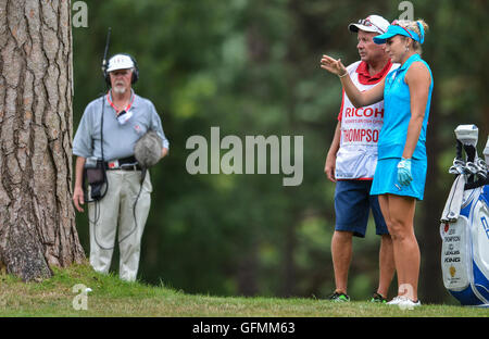 Woburn Golf, Milton Keynes, Regno Unito. 31 Luglio, 2016. Ricoh Womens Open Golf, round finale. Lexi Thompson (USA) e il suo cassetto cercare un percorso attorno a un albero a 7th. Credito: Azione Sport Plus/Alamy Live News Foto Stock