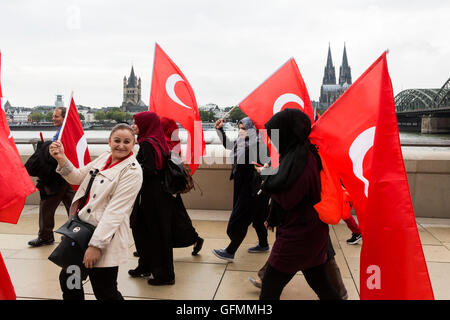 Colonia, Germania. 31 Luglio, 2016. I giovani turchi in rotta per il rally sito. Manifestanti frequentare il pro-Erdogan rally dopo il fallito colpo di stato militare in Turchia per mostrare il loro sostegno. La polizia previsto a circa 30.000 dimostranti a frequentare il sito di Deutzer Werft in Colonia. Credito: Bettina Strenske/Alamy Live News Foto Stock