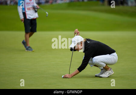 Woburn Golf, Milton Keynes, Regno Unito. 31 Luglio, 2016. Ricoh Womens Open Golf, round finale. Catriona Matthew (Scozia) linee fino il suo putt sul 18th. Credito: Azione Sport Plus/Alamy Live News Foto Stock