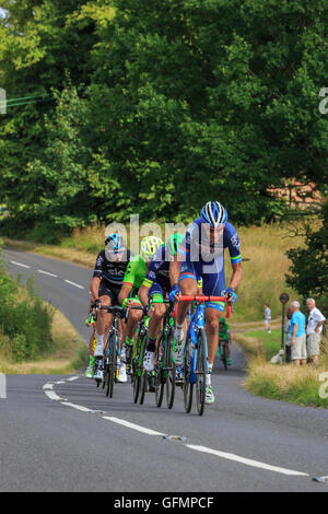 Ranmore comune, Surrey, Regno Unito, 31 luglio 2016. Prudential RideLondon-Surrey Classic 2016. Un gruppo di piloti tra cui Chris Froome (Team Sky) a caccia di team-mate Geraint Thomas e i resti di un inizio di gruppo di disinnesto sul secondo di tre giri in Surrey colline sopra Dorking. La 202km di viaggioLondon-Surrey Classic è il Regno Unito il premier un giorno di gara e un evento legacy da le Olimpiadi del 2012. Credito: Clive Jones/Alamy Live News Foto Stock