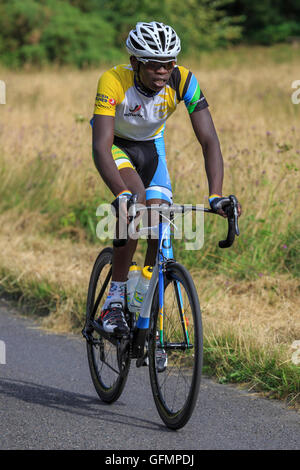 Ranmore comune, Surrey, Regno Unito, 31 luglio 2016. Prudential RideLondon-Surrey Classic 2016. Un pilota del Team Ruanda mantiene un ritmo costante lungo Ranmore comune sul finale di tre giri in Surrey colline sopra Dorking, dopo essere sceso dal peloton precedentemente in gara. La 202km di viaggioLondon-Surrey Classic è il Regno Unito il premier un giorno di gara e un evento legacy da le Olimpiadi del 2012. Credito: Clive Jones/Alamy Live News Foto Stock