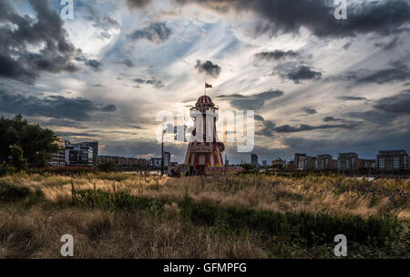 Londra, Regno Unito. 31 Luglio, 2016. Sole di sera su Helter Skelter amusement scorrere vicino al Molo di Greenwich nel sud est di Londra Credito: Guy Corbishley/Alamy Live News Foto Stock