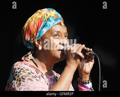 'Dawn Penn', giamaicano reggae cantante ad esibirsi sul palco del castello a Camp Bestival 2016, Lulworth, Dorset, Regno Unito Foto Stock