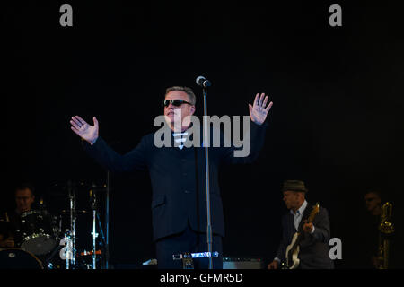 Pikehall, Derbyshire, Regno Unito. 31 Luglio, 2016. Suggs, vero nome Graham McPherson, perfoming di pazzia a Y non Festival, Pikehall, Derbyshire, Regno Unito domenica 31 luglio 2016 Credit: Alex Williams/Alamy Live News Foto Stock