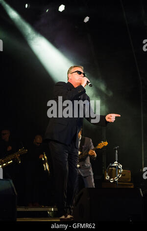 Pikehall, Derbyshire, Regno Unito. 31 Luglio, 2016. Suggs, vero nome Graham McPherson, perfoming di pazzia a Y non Festival, Pikehall, Derbyshire, Regno Unito domenica 31 luglio 2016 Credit: Alex Williams/Alamy Live News Foto Stock