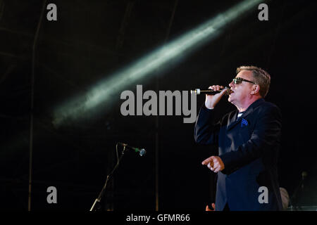 Pikehall, Derbyshire, Regno Unito. 31 Luglio, 2016. Suggs, vero nome Graham McPherson, perfoming di pazzia a Y non Festival, Pikehall, Derbyshire, Regno Unito domenica 31 luglio 2016 Credit: Alex Williams/Alamy Live News Foto Stock