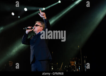 Pikehall, Derbyshire, Regno Unito. 31 Luglio, 2016. Suggs, vero nome Graham McPherson, perfoming di pazzia a Y non Festival, Pikehall, Derbyshire, Regno Unito domenica 31 luglio 2016 Credit: Alex Williams/Alamy Live News Foto Stock