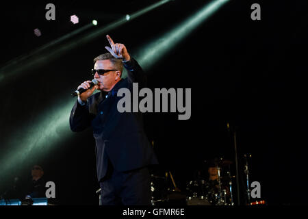 Pikehall, Derbyshire, Regno Unito. 31 Luglio, 2016. Suggs, vero nome Graham McPherson, perfoming di pazzia a Y non Festival, Pikehall, Derbyshire, Regno Unito domenica 31 luglio 2016 Credit: Alex Williams/Alamy Live News Foto Stock