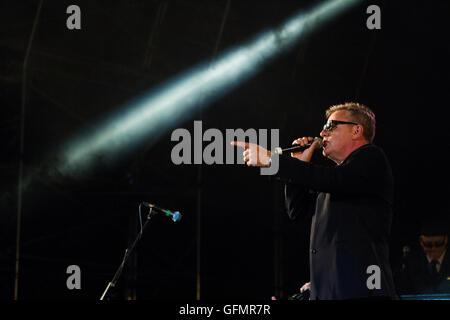 Pikehall, Derbyshire, Regno Unito. 31 Luglio, 2016. Suggs, vero nome Graham McPherson, perfoming di pazzia a Y non Festival, Pikehall, Derbyshire, Regno Unito domenica 31 luglio 2016 Credit: Alex Williams/Alamy Live News Foto Stock