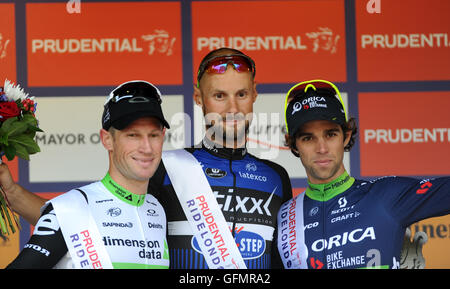 Londra, UK, 31 luglio 2016. Londra - Surrey Classic. Tom Boonen, Team Etixx, Mark Renshaw, Dimension Data e Michael Matthews, Orica BikeExchange, sul podio a Londra - Surrey Classic pro race, 150 dei mondi top pro ciclisti competere nel Prudential RideLondon-Surrey Classic, i mondi più ricca di una giornata di gara come parte di Prudential RideLondon Festival di fine settimana in bicicletta. Domenica 31 Luglio, 2016. @ David Partridge / Alamy Live News Foto Stock