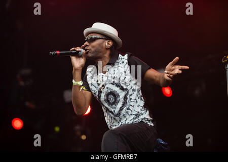 Cumbria, Regno Unito. 31 Luglio, 2016. Kendal Calling Music Festival, Cumbria, 31 luglio 2016, Dub Pistols eseguire. Credito: PAOLO WITTERICK/Alamy Live News Foto Stock